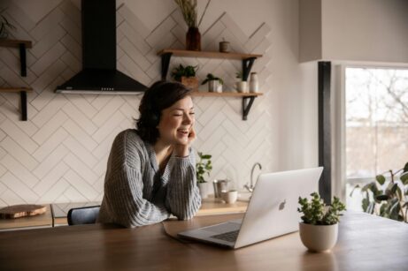 https://www.pexels.com/photo/smiling-woman-talking-via-laptop-in-kitchen-4049992/