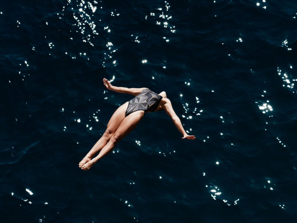 https://www.pexels.com/photo/fearless-woman-diving-into-ocean-waters-28751535/