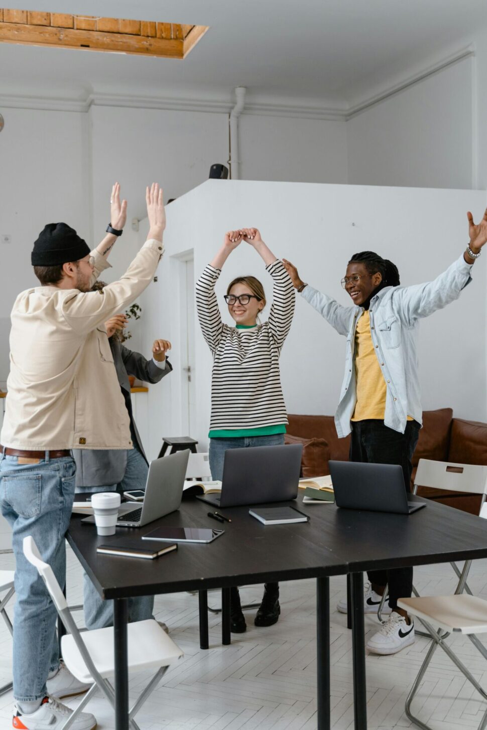 https://www.pexels.com/photo/a-group-of-people-celebrating-together-at-work-7550294/