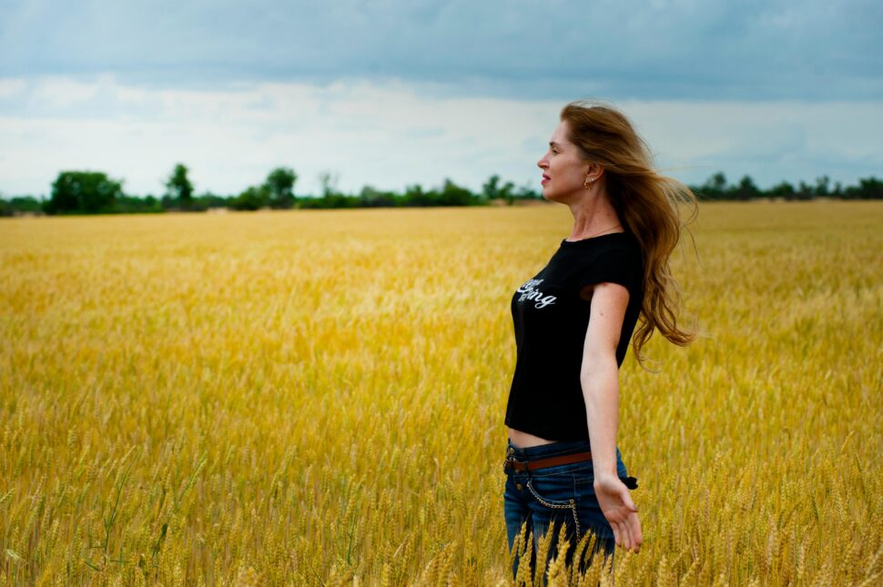 https://www.pexels.com/photo/woman-wearing-black-shirt-surrounded-by-grass-1007858/