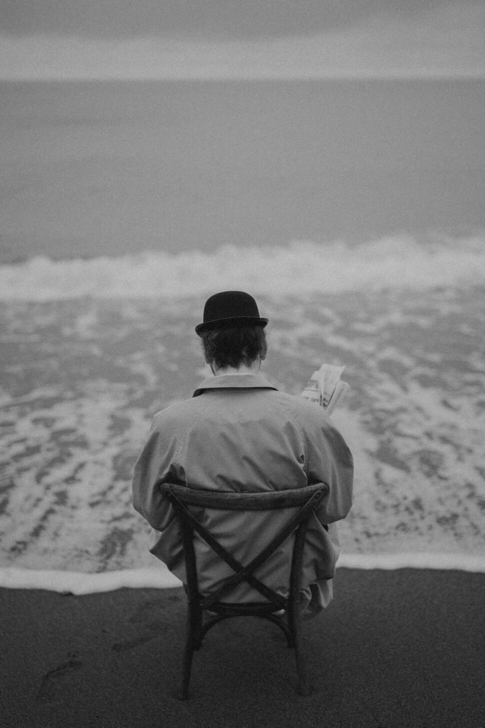 https://www.pexels.com/photo/man-in-white-dress-shirt-and-black-hat-standing-on-beach-7539495/