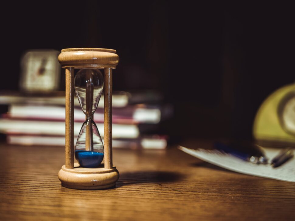 https://www.pexels.com/photo/hourglass-on-brown-wooden-frame-1178684/