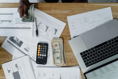 https://www.pexels.com/photo/businessman-man-woman-desk-6694950/